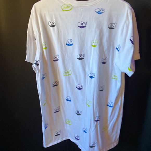THE NIKE TEE - Picture 3 of 3